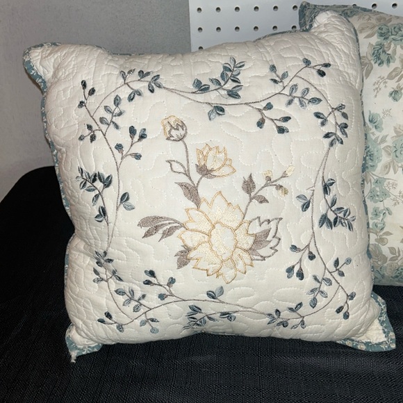 Set of 3 throw floral pillows 12 x 12 squared Colors: Blue Green white tan cream - Picture 3 of 8